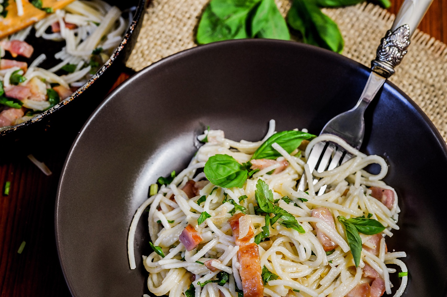 Spaghetti cu bacon si masline