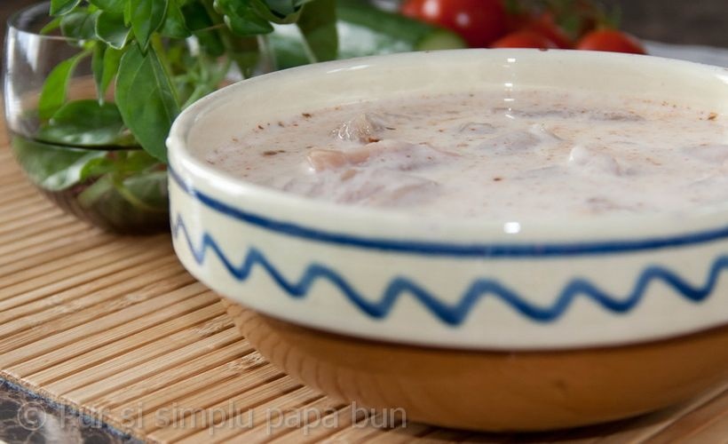 Frigărui de pui cu salată de castraveți și ceapă roșie