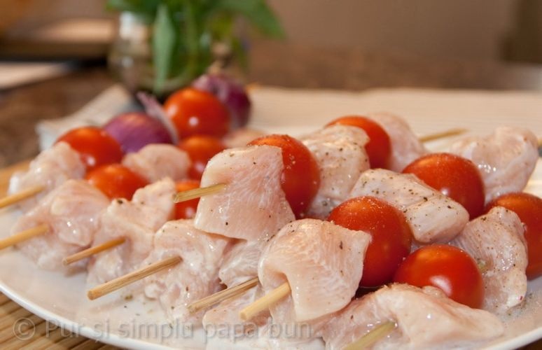 Frigărui de pui cu salată de castraveți și ceapă roșie