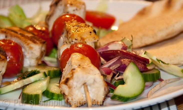 Frigărui de pui cu salată de castraveți și ceapă roșie