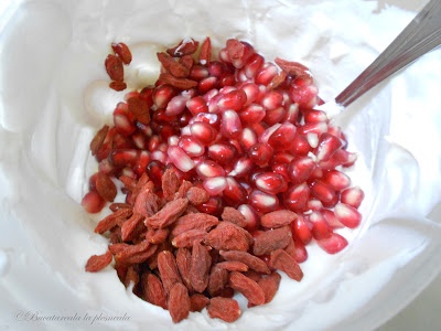 Rulada cu mascarpone, rodie si goji