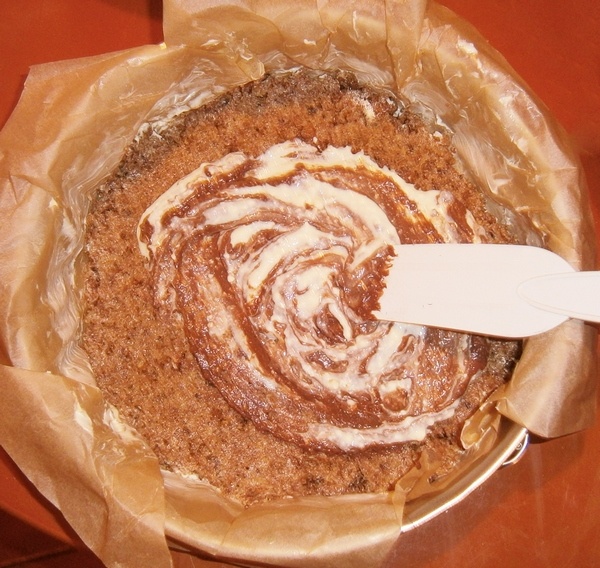 Tort marmorat cu branza si ciocolata