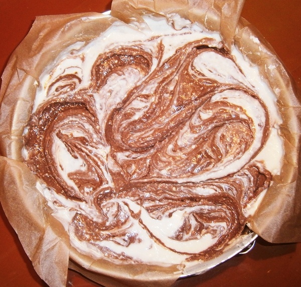 Tort marmorat cu branza si ciocolata