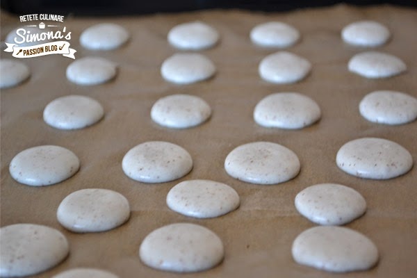 Macarons cu crema de ciocolata, migdale si nuca
