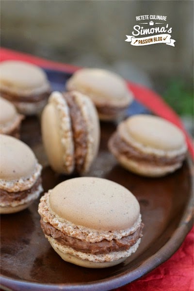 Macarons cu crema de ciocolata, migdale si nuca