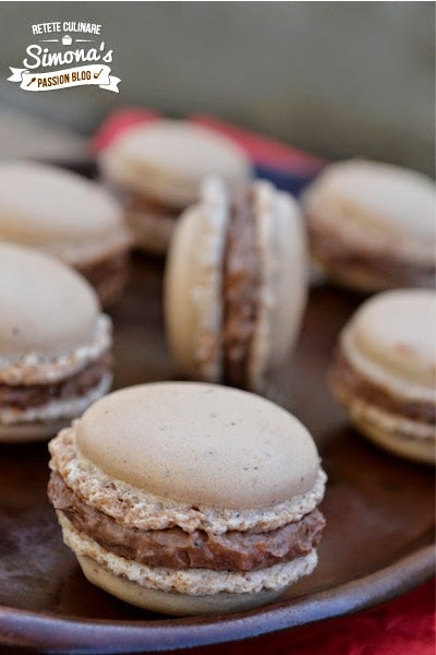 Macarons cu crema de ciocolata, migdale si nuca