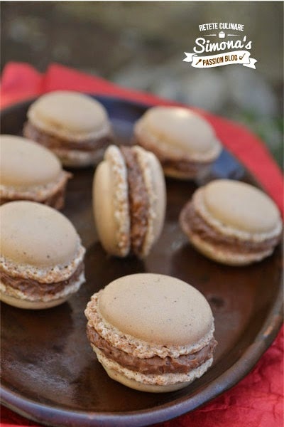 Macarons cu crema de ciocolata, migdale si nuca