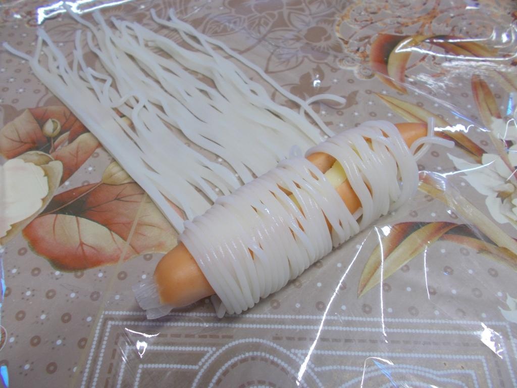 Rulouri de spaghette cu crenvursti