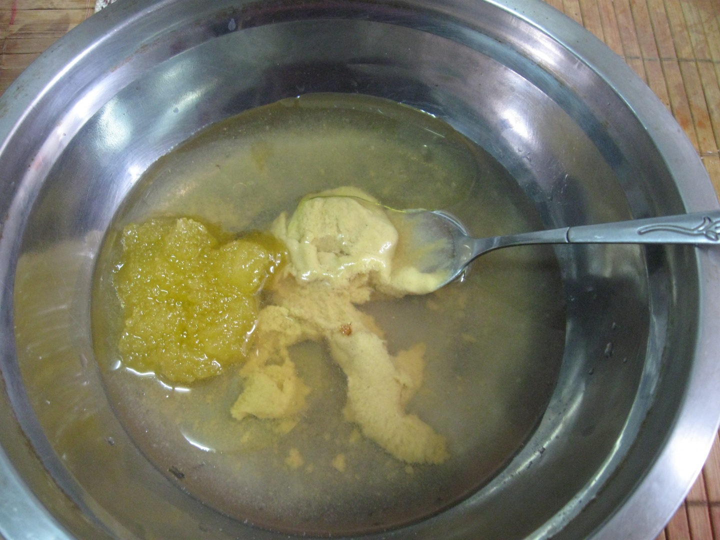 Somon marinat in sos de miere si mustar pregatit la grill sau gratar