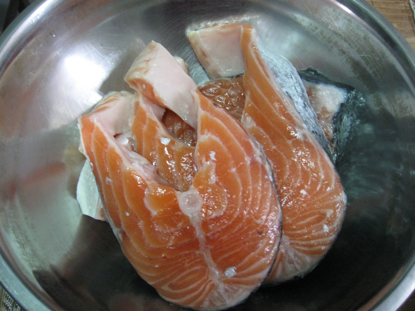 Somon marinat in sos de miere si mustar pregatit la grill sau gratar