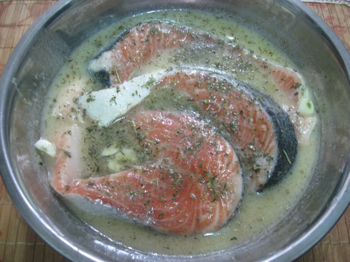 Somon marinat in sos de miere si mustar pregatit la grill sau gratar