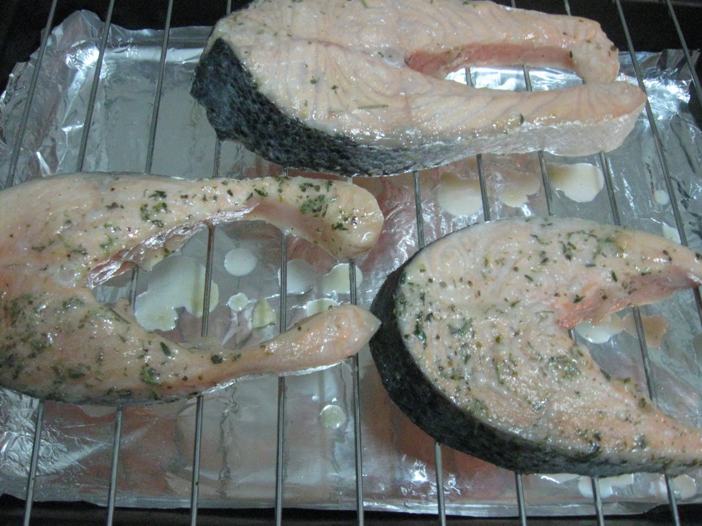 Somon marinat in sos de miere si mustar pregatit la grill sau gratar