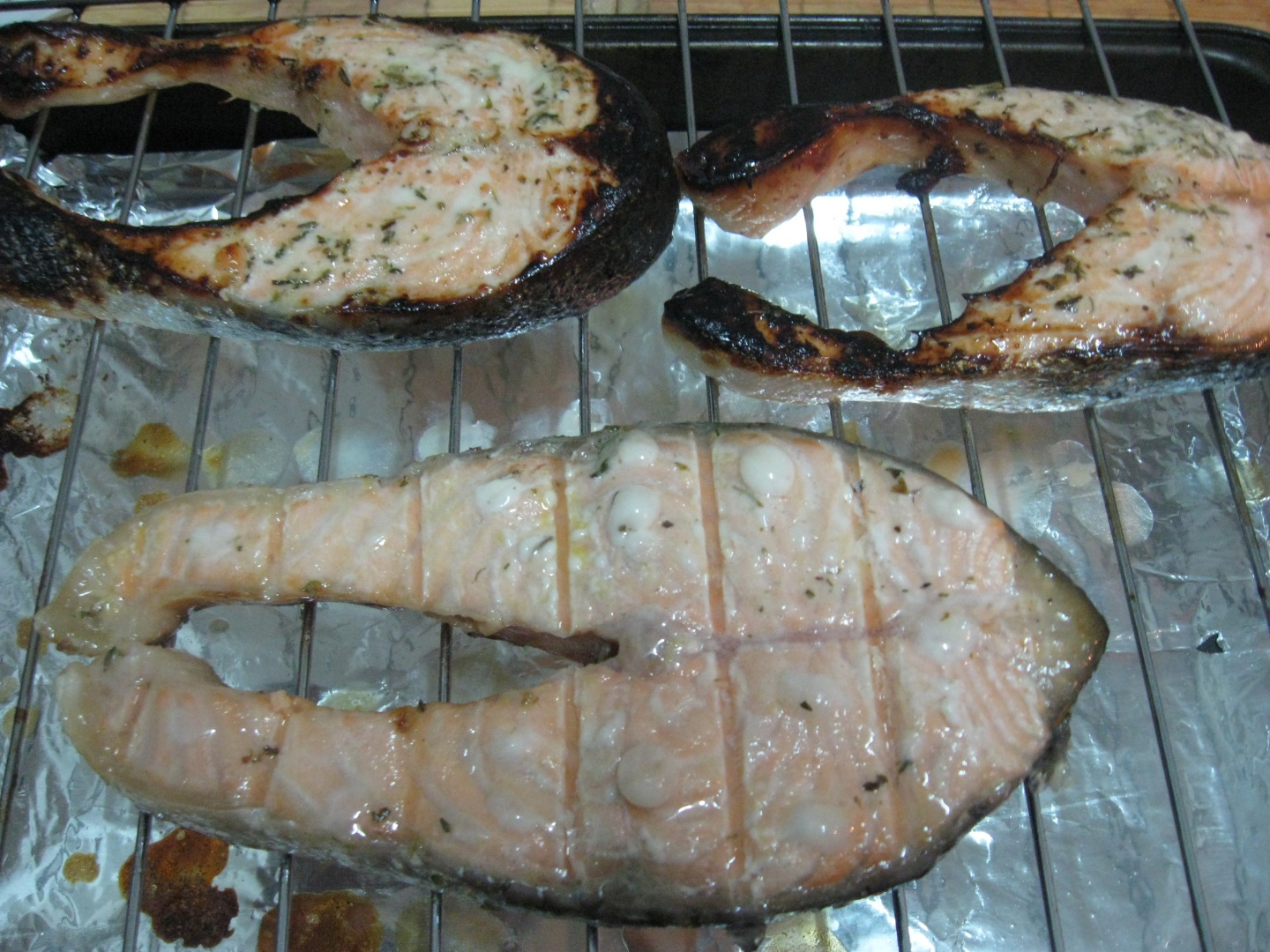 Somon marinat in sos de miere si mustar pregatit la grill sau gratar