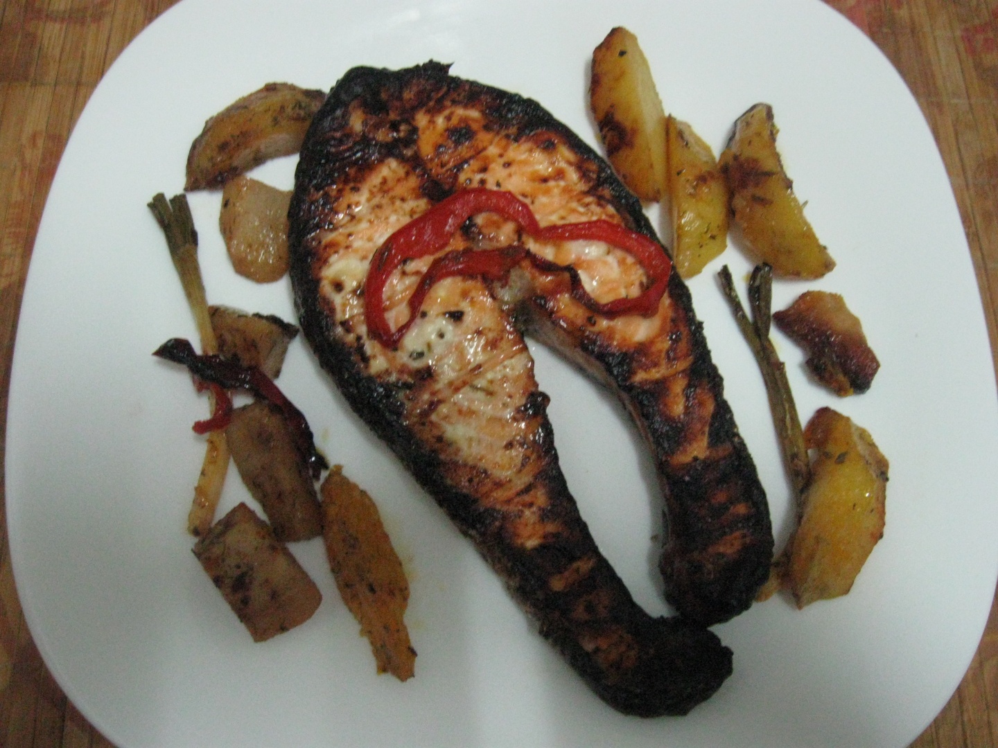 Somon marinat in sos de miere si mustar pregatit la grill sau gratar