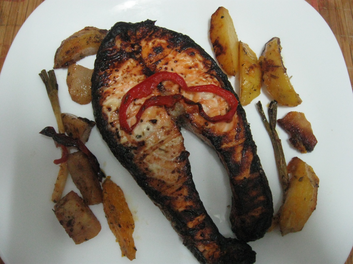 Somon marinat in sos de miere si mustar pregatit la grill sau gratar