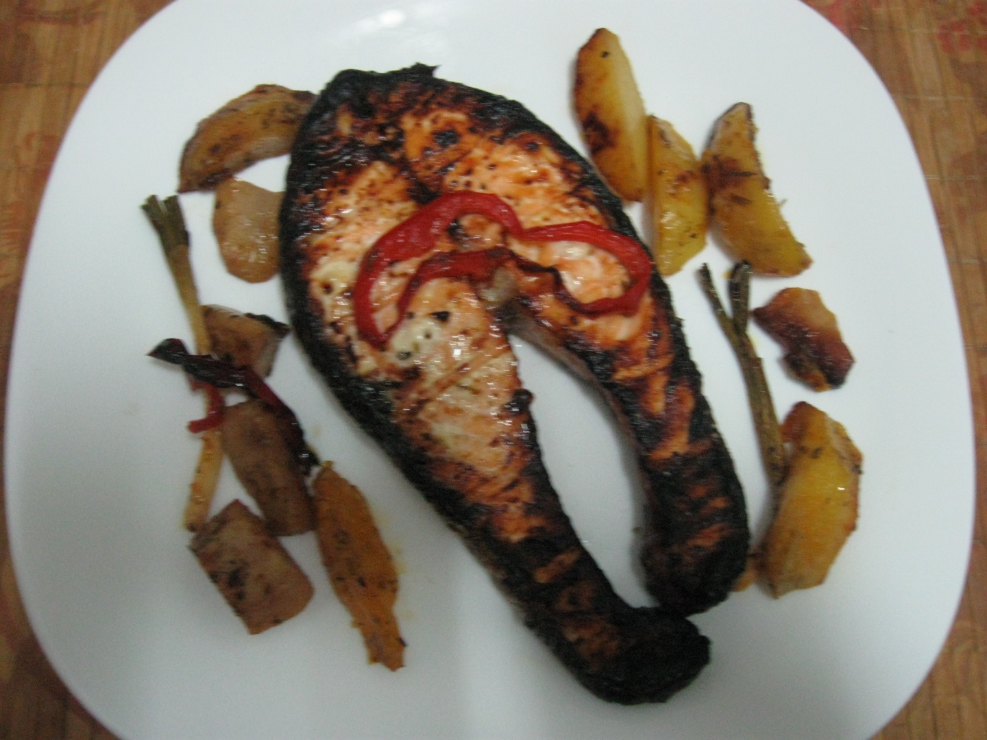 Somon marinat in sos de miere si mustar pregatit la grill sau gratar