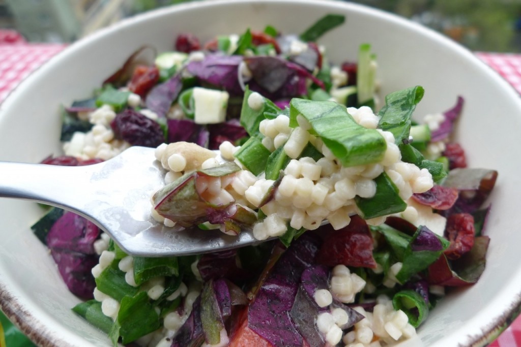 Salată de primăvară cu cuşcuş