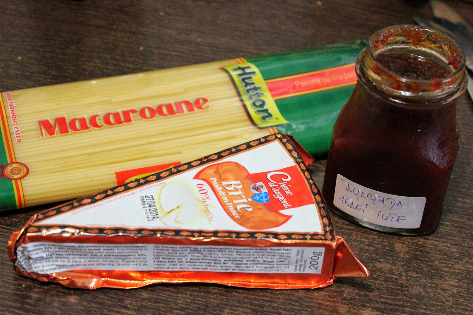 Paste cu brie si dulceata de ardei iuti