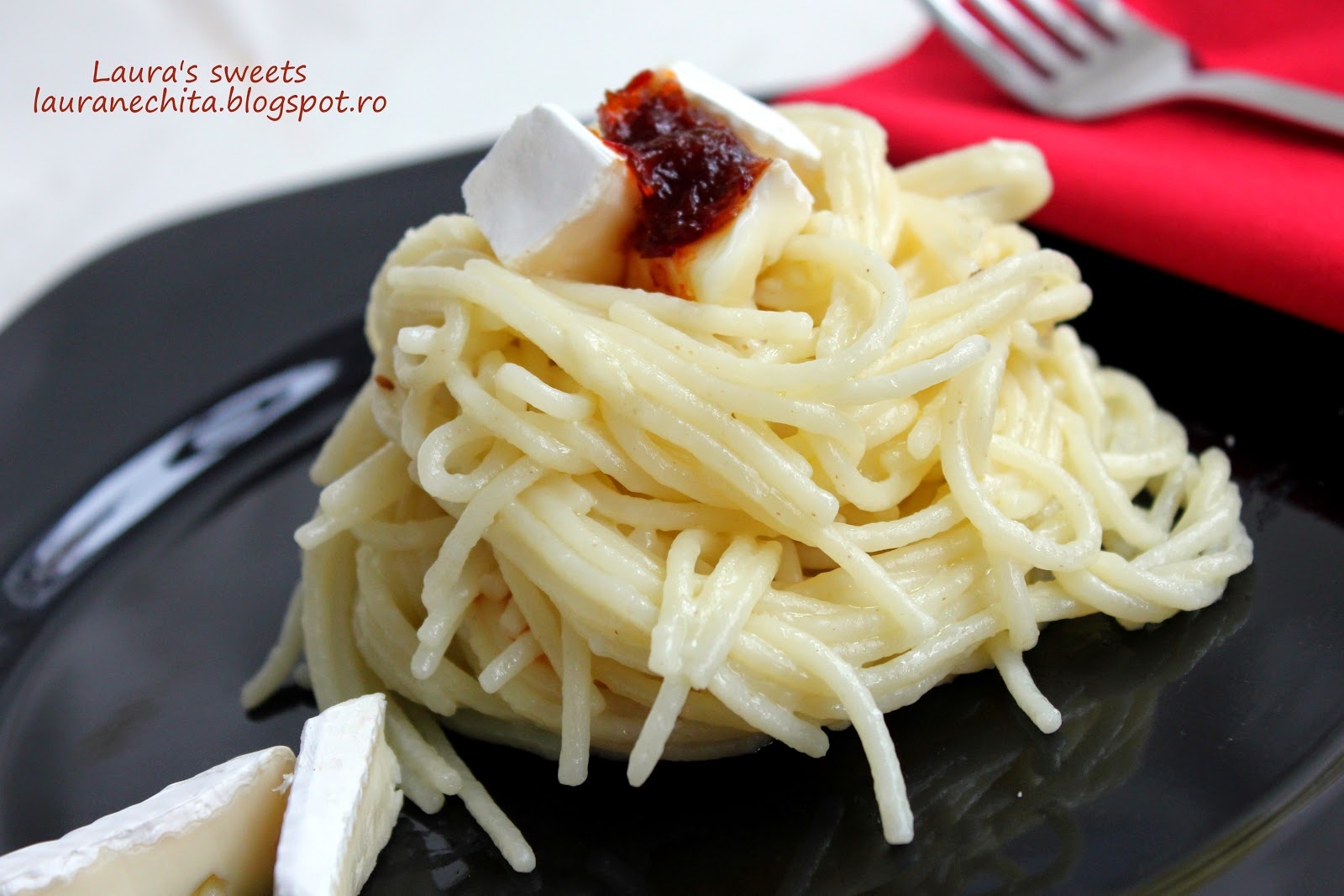 Paste cu brie si dulceata de ardei iuti