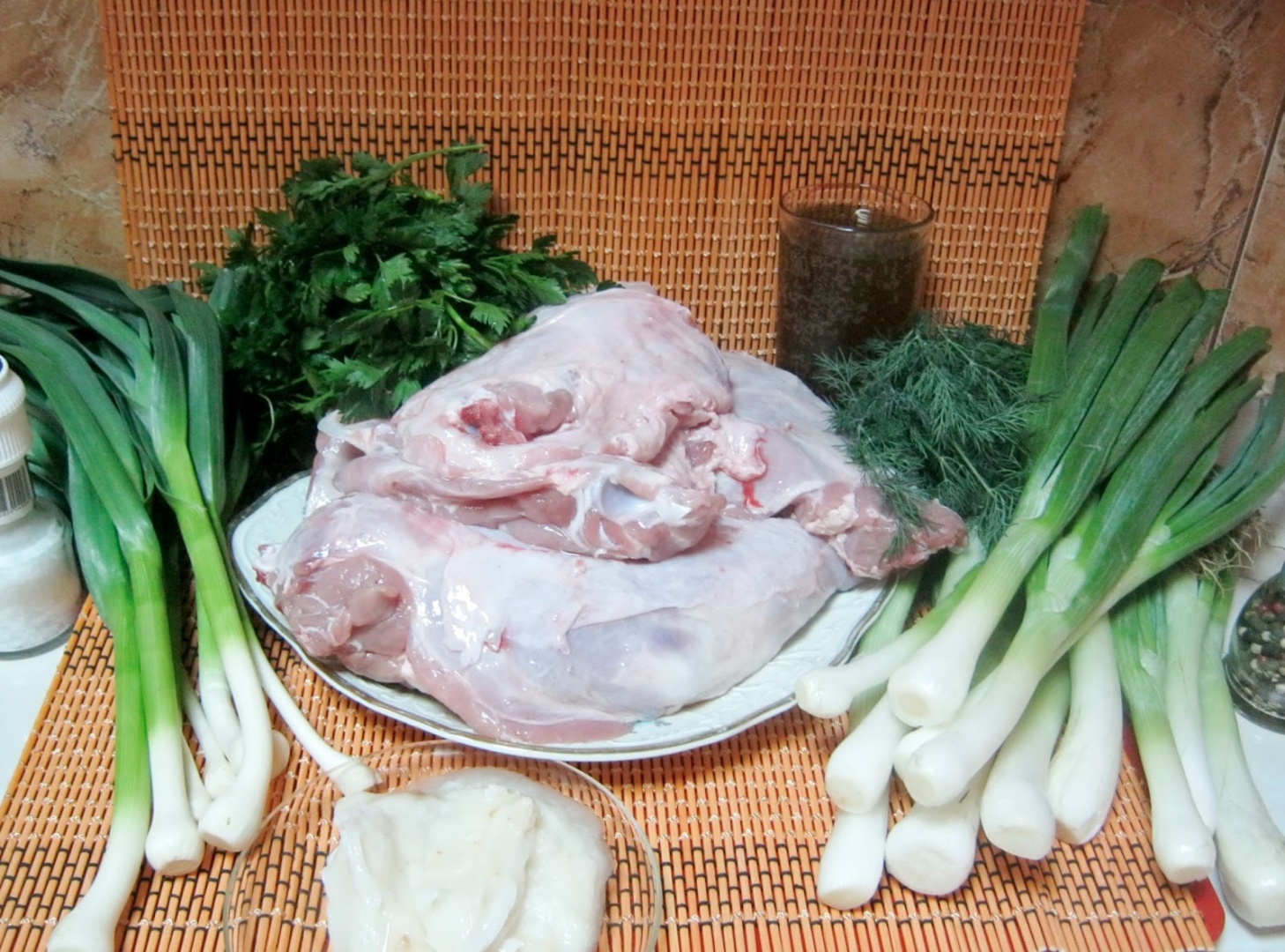 Pulpa de miel pe pat de ceapa si usturoi verde cu frunze de coriandru