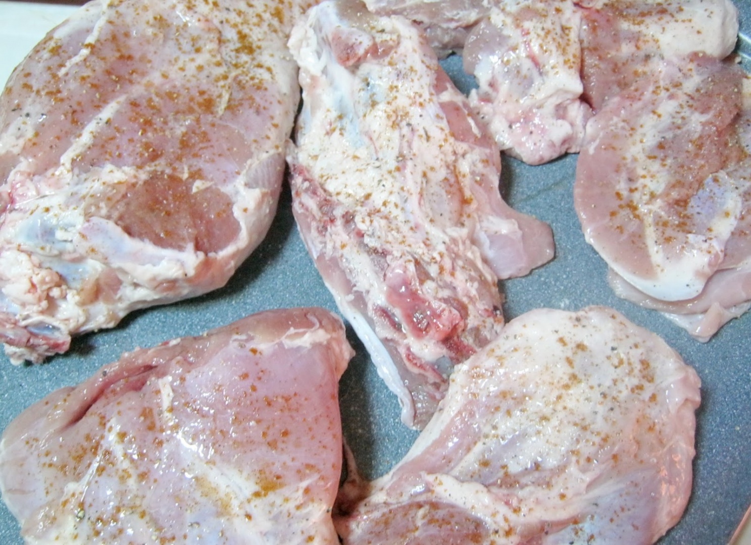 Pulpa de miel pe pat de ceapa si usturoi verde cu frunze de coriandru