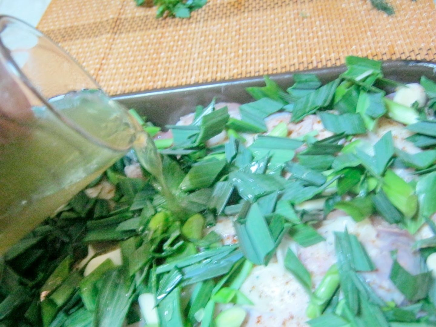 Pulpa de miel pe pat de ceapa si usturoi verde cu frunze de coriandru