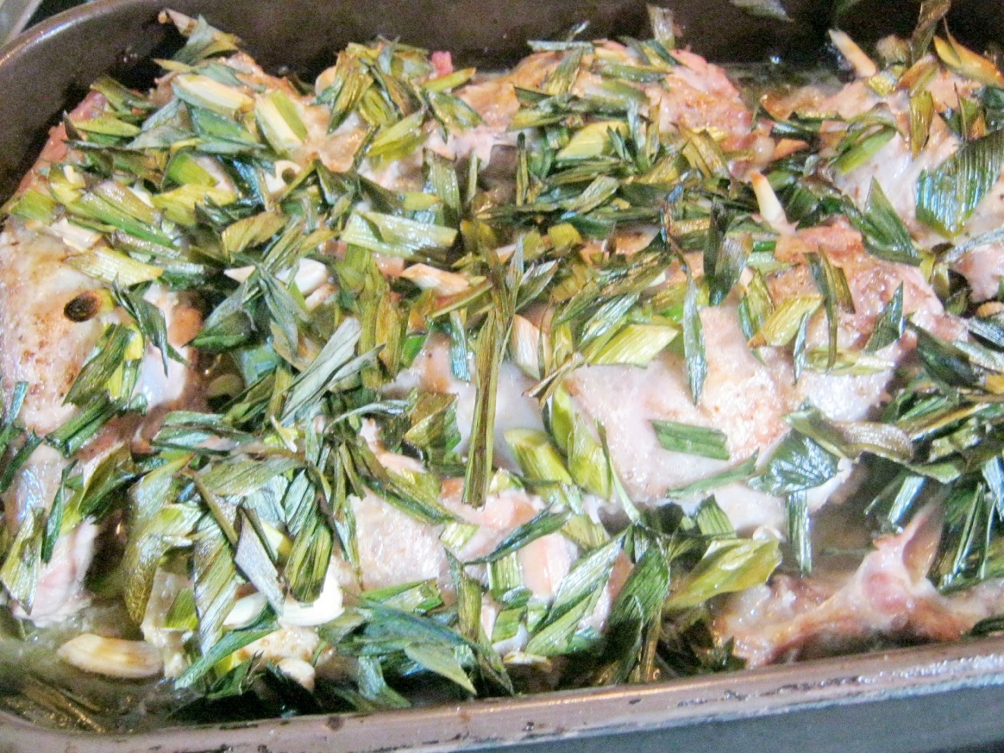 Pulpa de miel pe pat de ceapa si usturoi verde cu frunze de coriandru