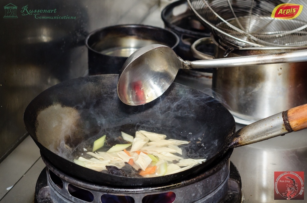 Creveti si calamari cu legume