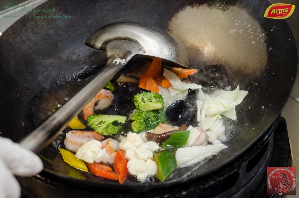 Creveti si calamari cu legume