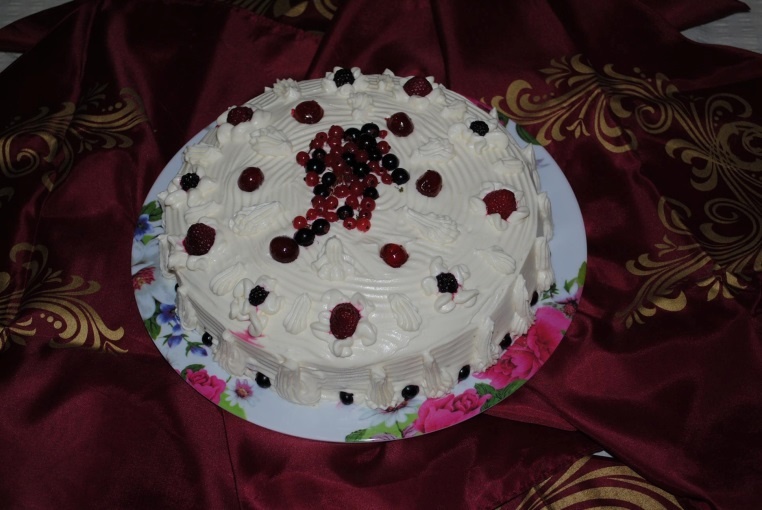 Tort cu fructe de padure