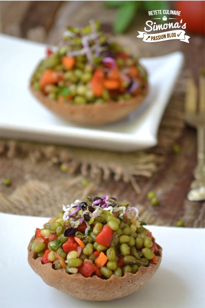 Salata de fasole mung in cosulete cu faina de in si orz