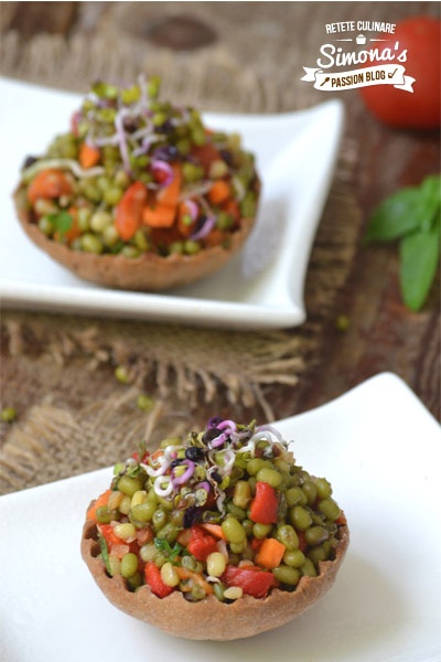 Salata de fasole mung in cosulete cu faina de in si orz