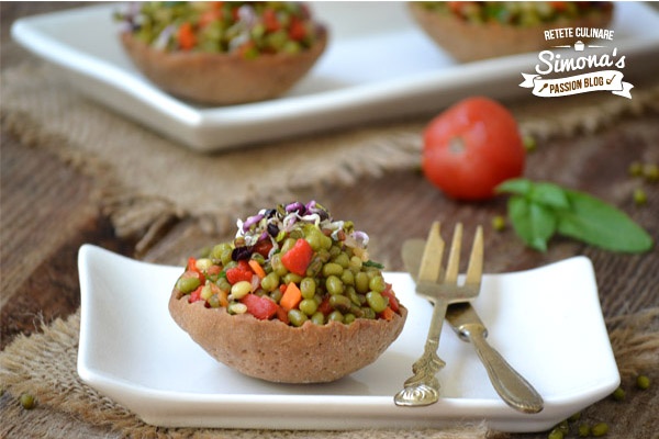 Salata de fasole mung in cosulete cu faina de in si orz