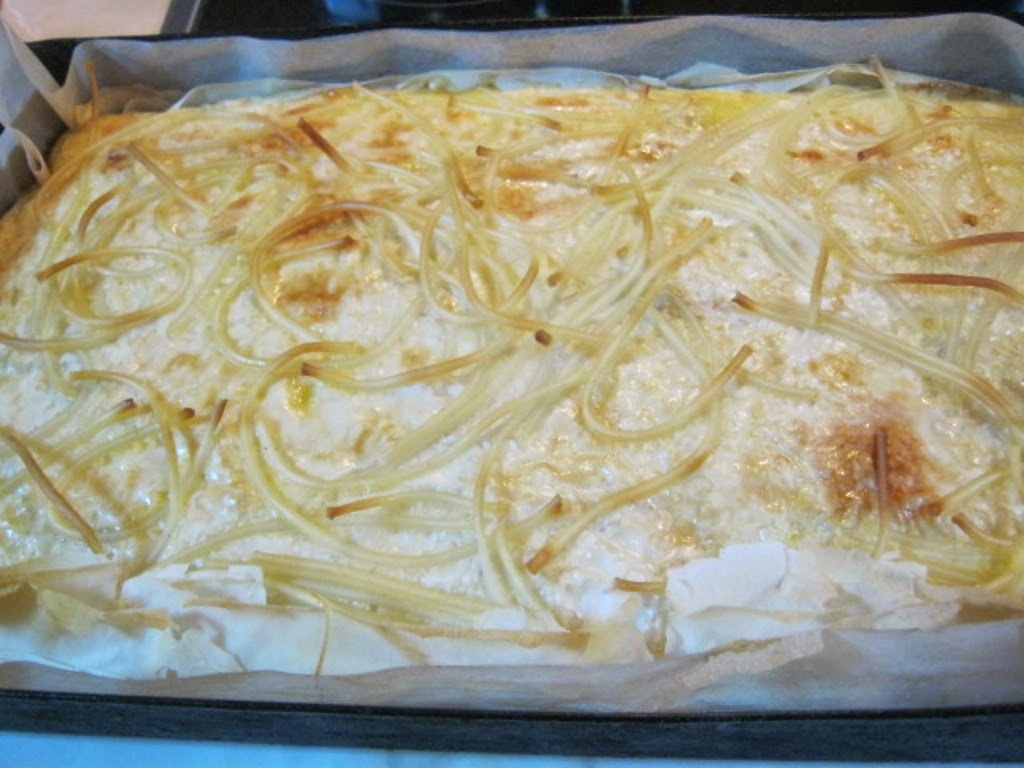 Budinca de taitei cu branza dulce si stafide pe pat de foi de placinta