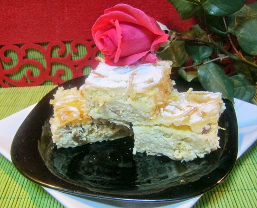 Budinca de taitei cu branza dulce si stafide pe pat de foi de placinta