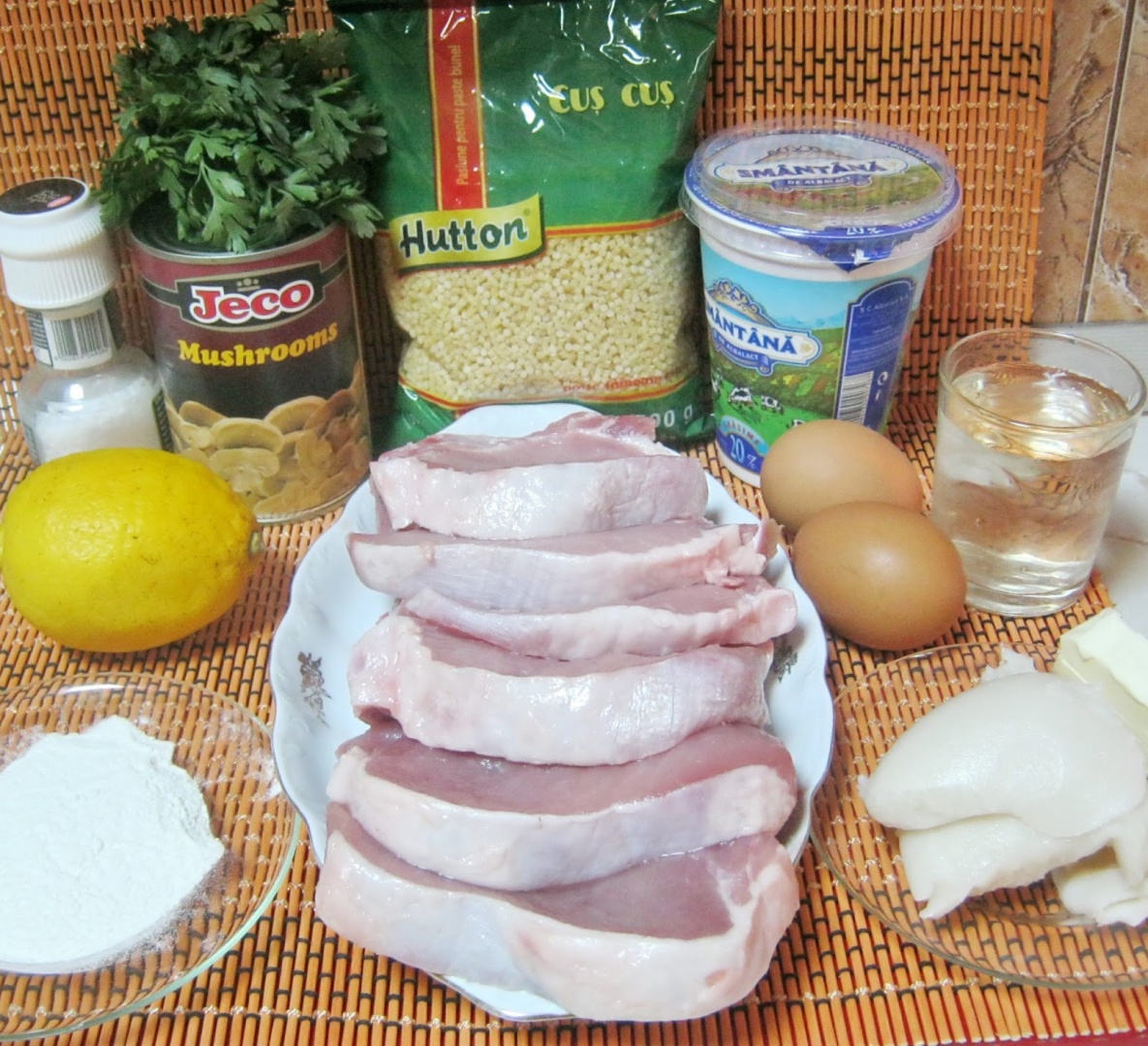 Cotlet de porc a la grec cu ciuperci si cus-cus