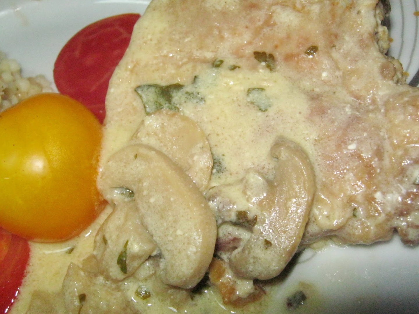 Cotlet de porc a la grec cu ciuperci si cus-cus