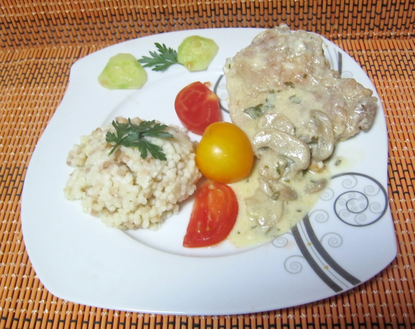 Cotlet de porc a la grec cu ciuperci si cus-cus