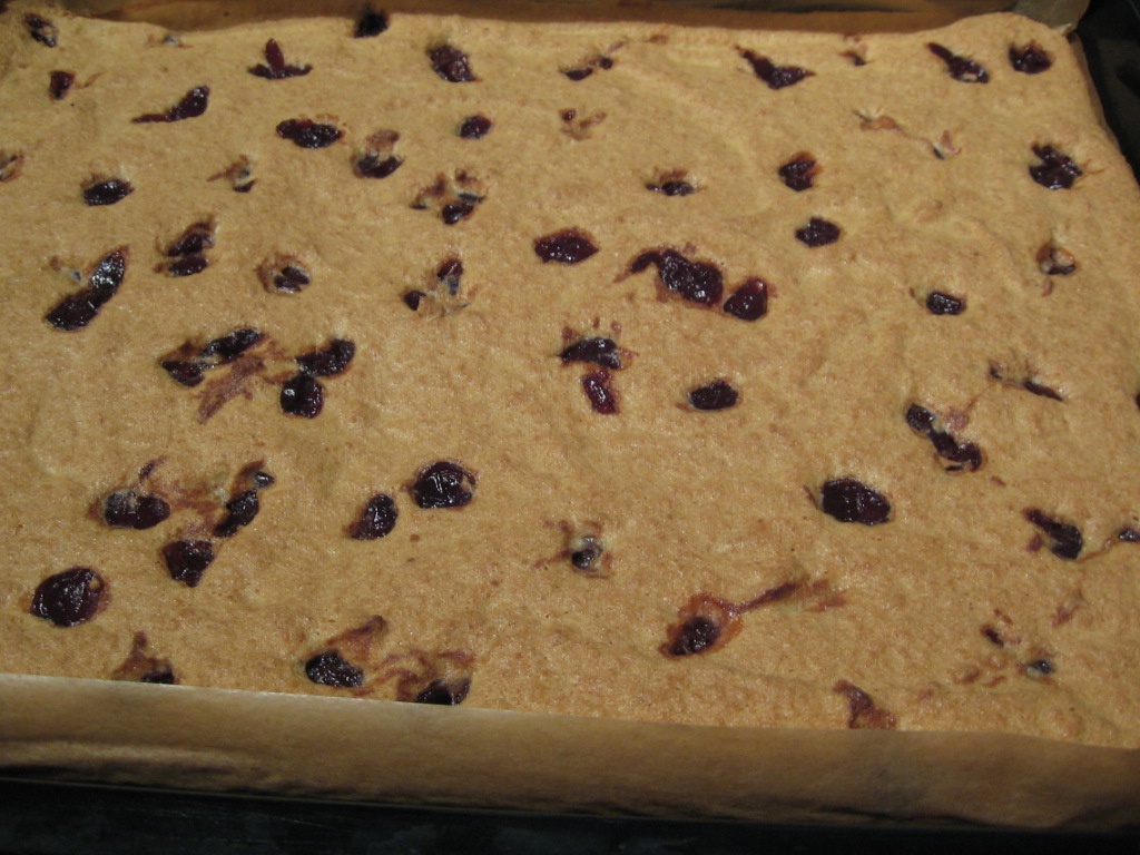 Rulada din albusuri si crema de ciocolata cu visine