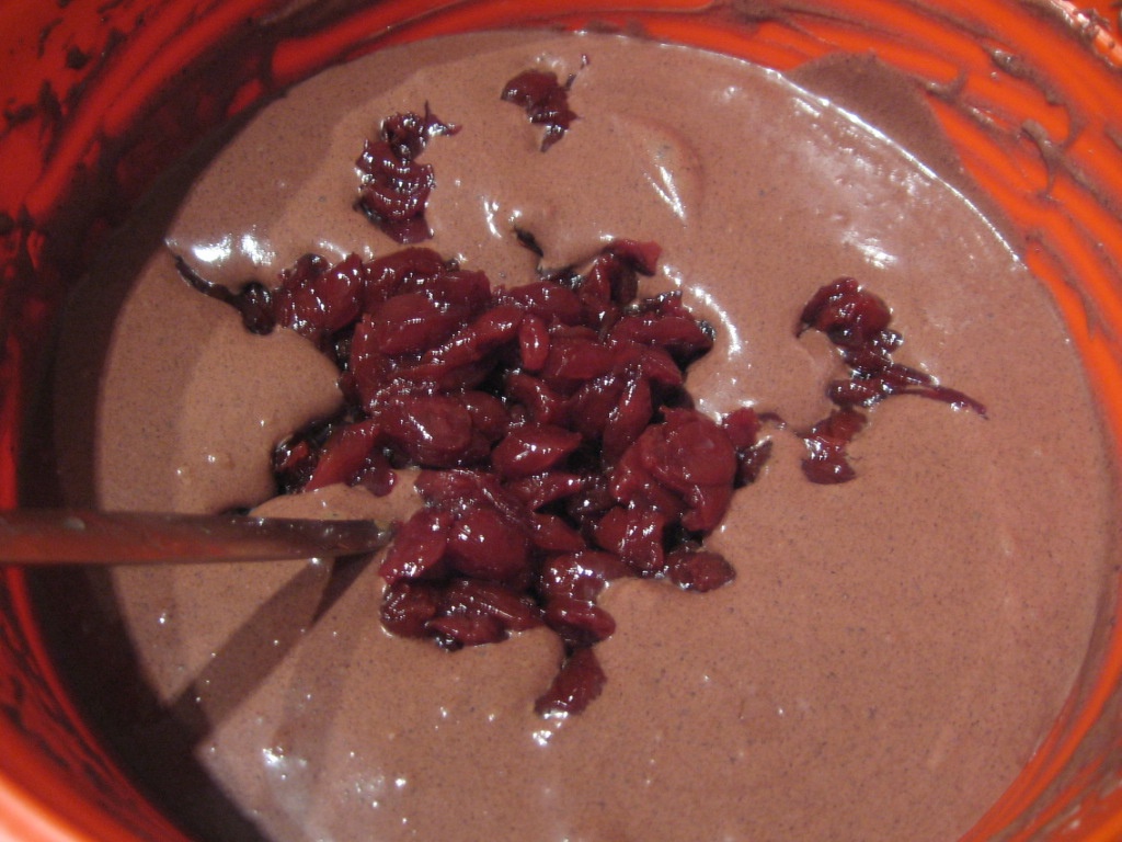 Rulada din albusuri si crema de ciocolata cu visine