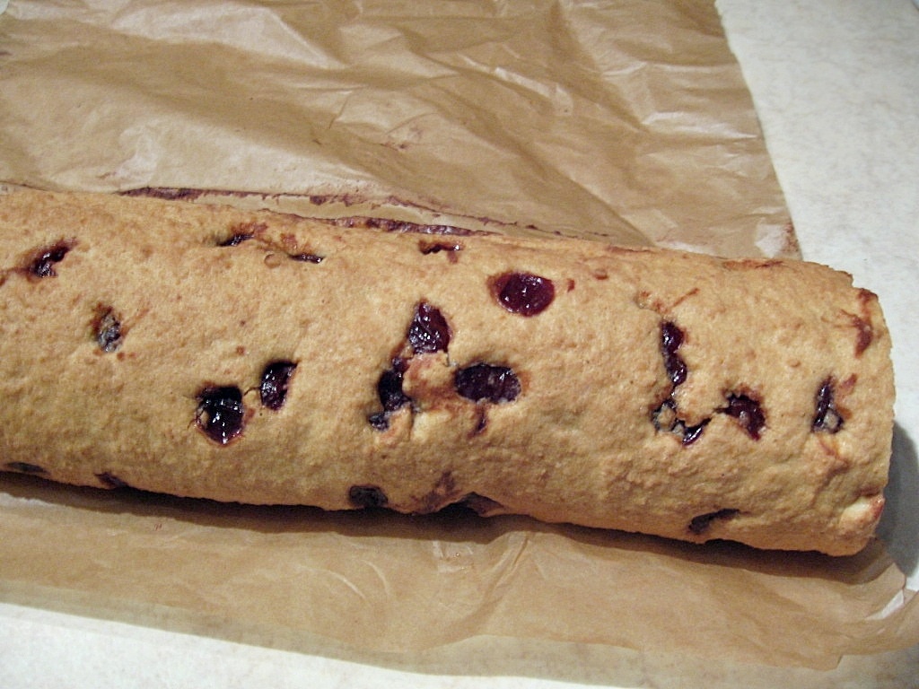 Rulada din albusuri si crema de ciocolata cu visine