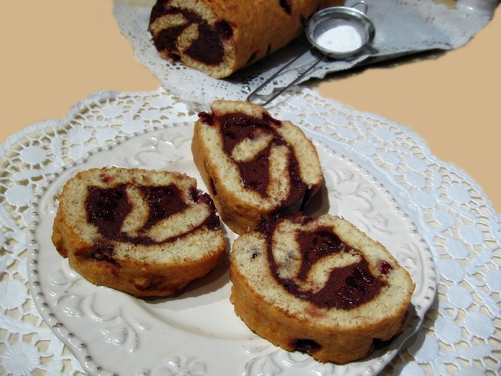 Rulada din albusuri si crema de ciocolata cu visine