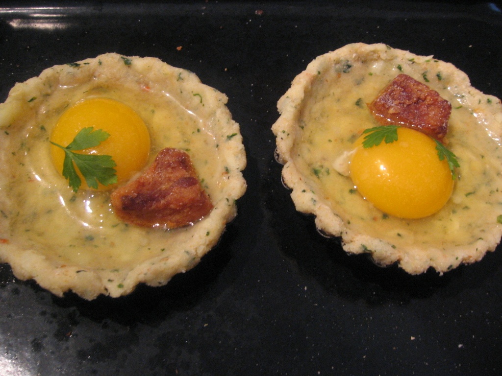 Oua ochiuri in cuib de cartofi si cascaval