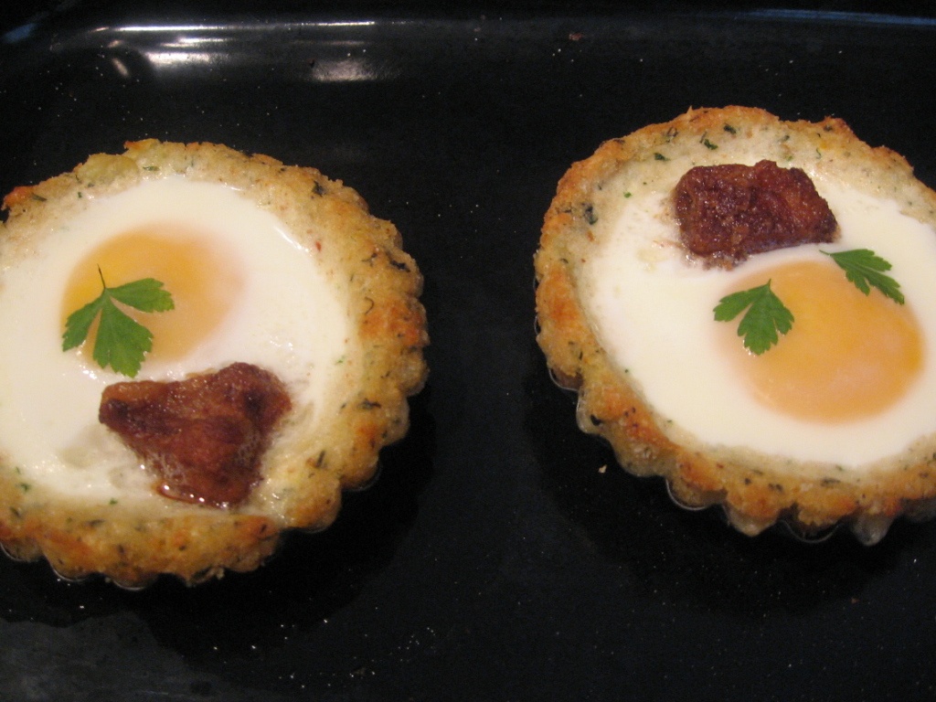 Oua ochiuri in cuib de cartofi si cascaval