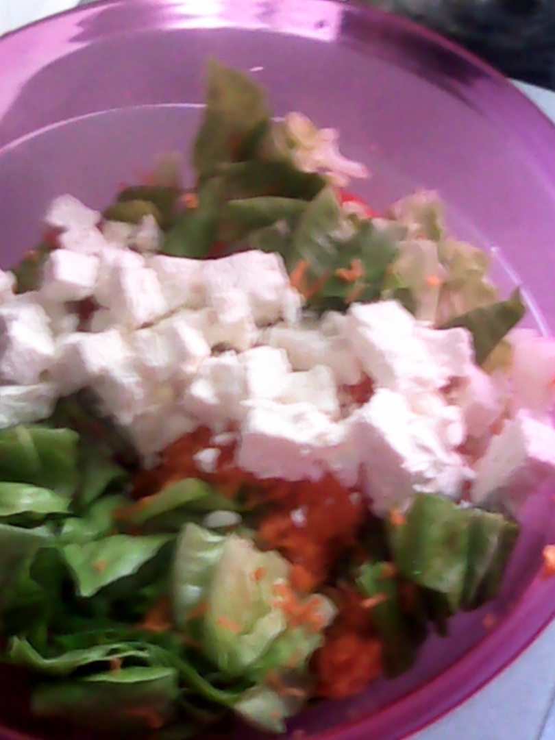 Salata de cruditati cu telemea de capra si smantana