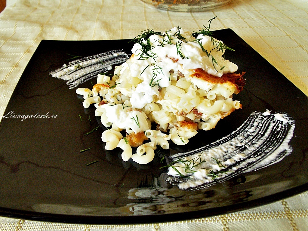 Paste cu branza si carnati