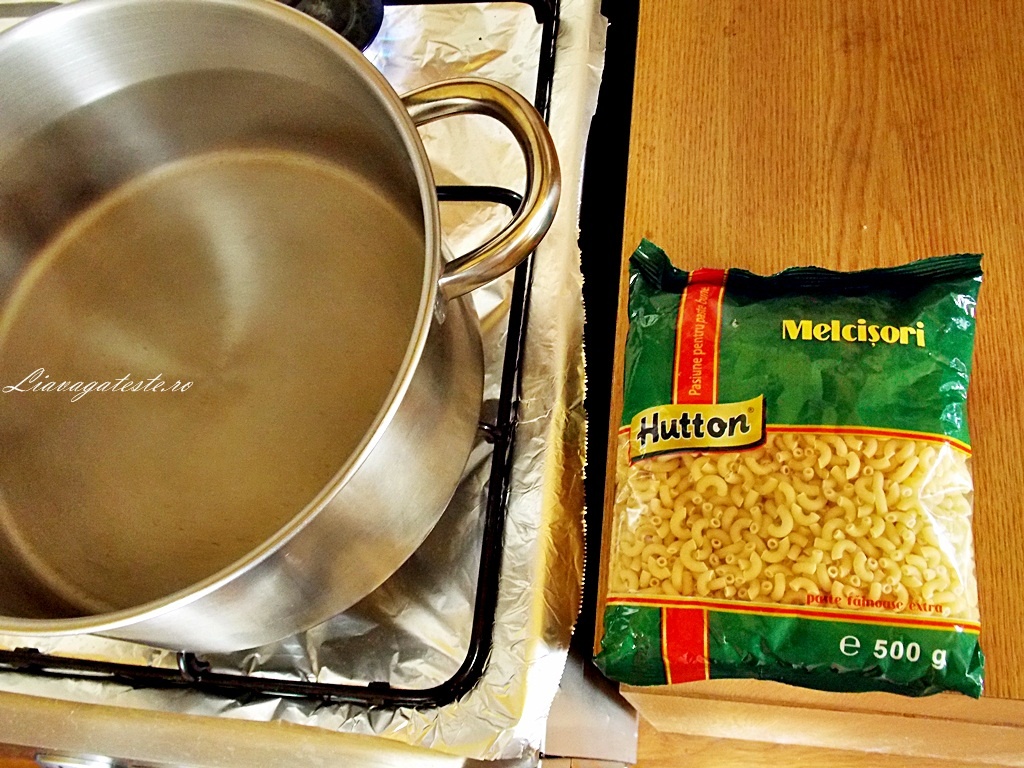 Paste cu branza si carnati