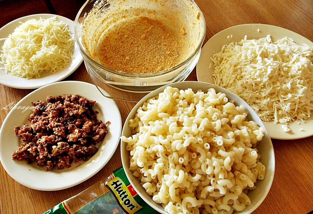 Paste cu branza si carnati