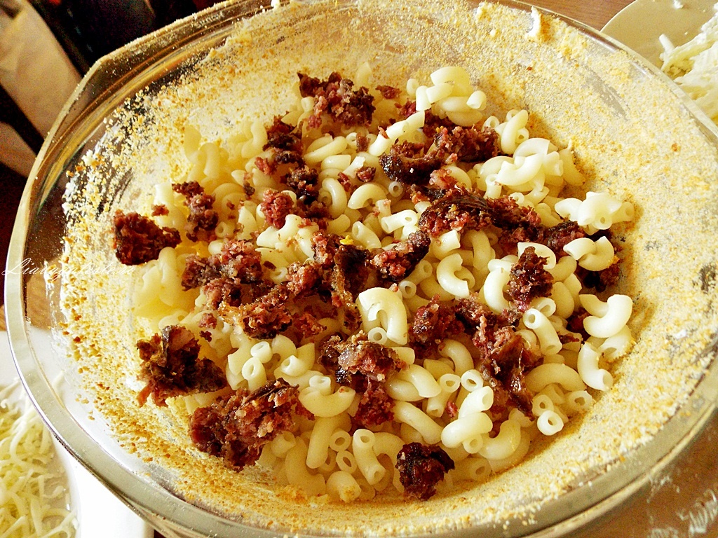 Paste cu branza si carnati