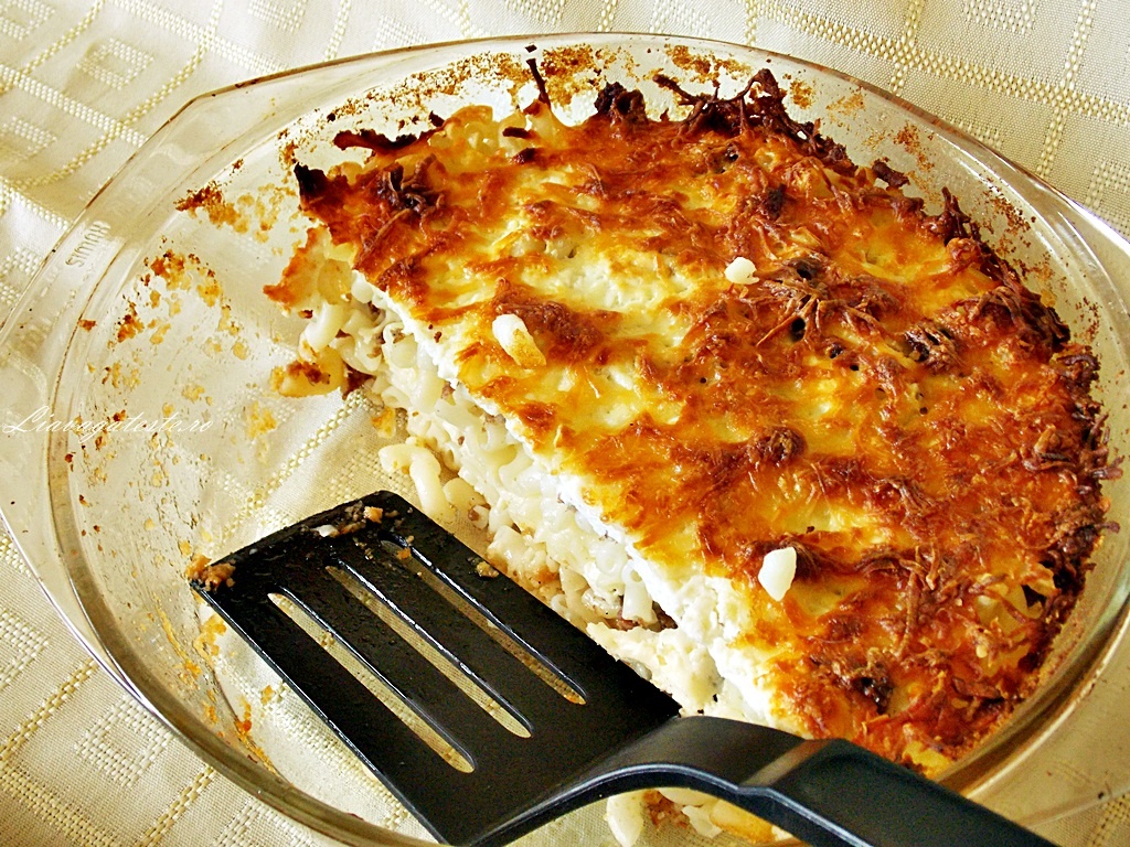 Paste cu branza si carnati
